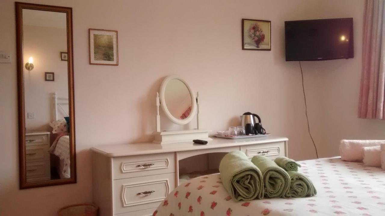 Woodpeckers Cottage B&B Pett ภายนอก รูปภาพ