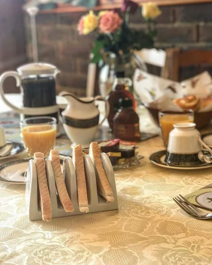 Woodpeckers Cottage B&B Pett ภายนอก รูปภาพ