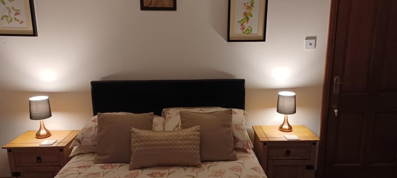 Woodpeckers Cottage B&B Pett ภายนอก รูปภาพ