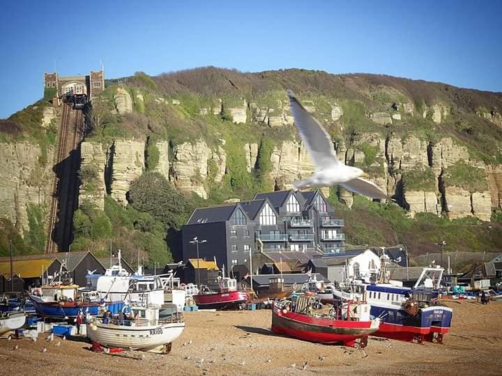 Woodpeckers Cottage B&B Pett ภายนอก รูปภาพ