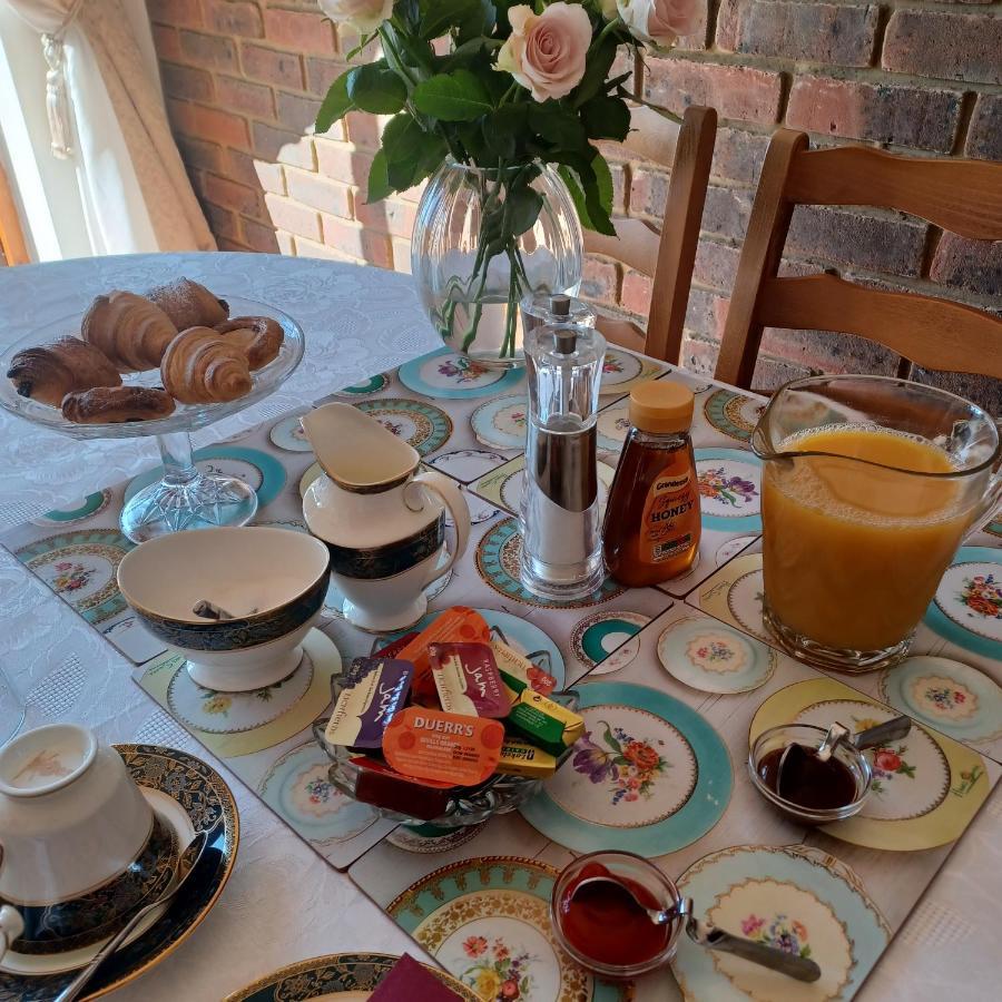 Woodpeckers Cottage B&B Pett ภายนอก รูปภาพ
