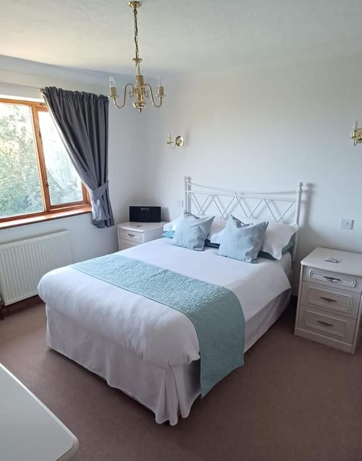 Woodpeckers Cottage B&B Pett ภายนอก รูปภาพ